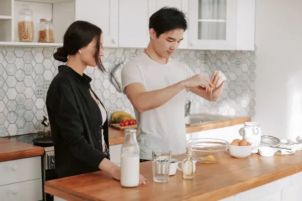 Actividades tranquilas pareja en casa