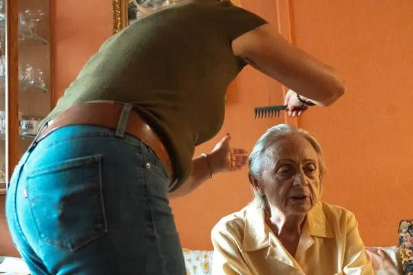 Cuidadora conversando con calma con persona con alzheimer