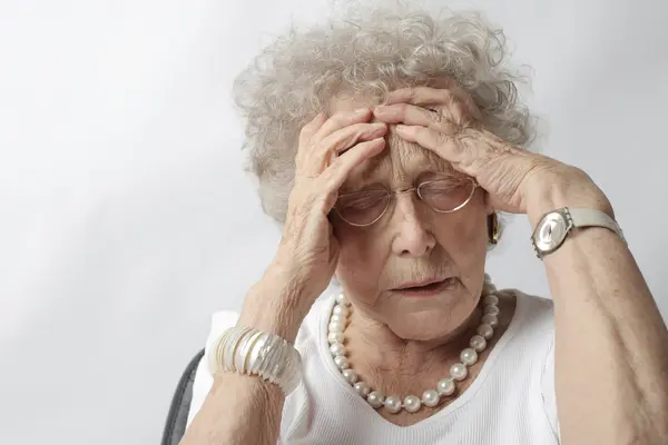 Mujer mayor con dificultad para recordar palabras alzheimer