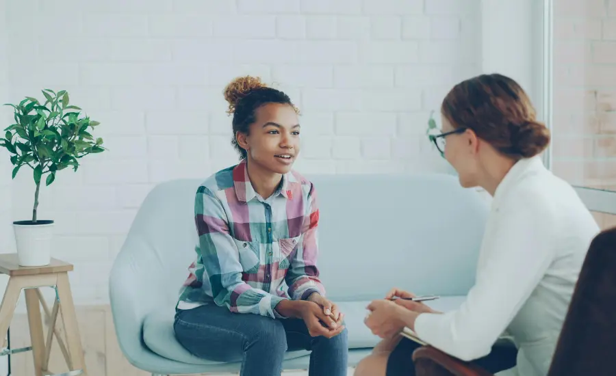 Joven migrante en sesion de acompanamiento emocional