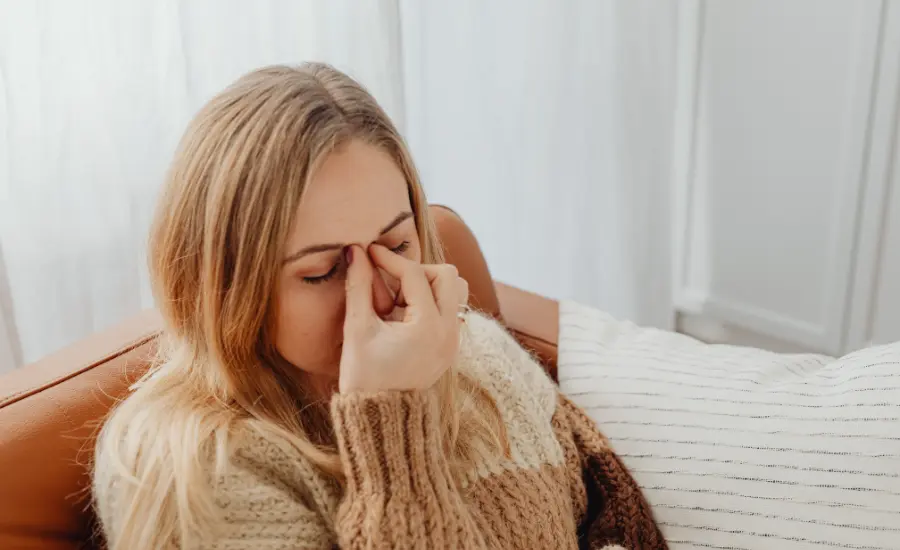 Mujer migrante con signos fisicos de depresion