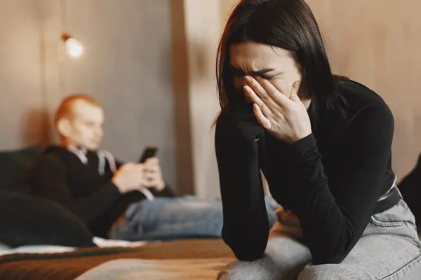 Desconexion emocional pareja rutina pantallas
