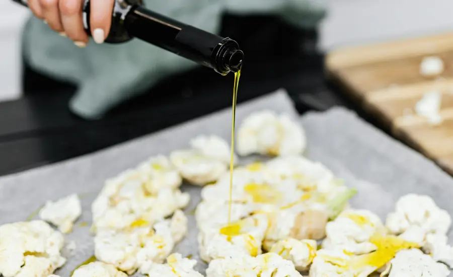 Aceite de oliva sobre coliflor para dieta keto saludable