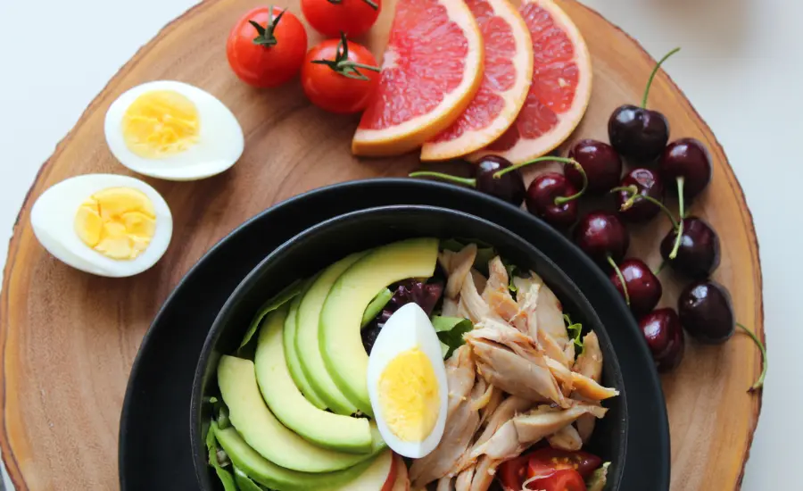 Plato de dieta keto con huevo aguacate y vegetales