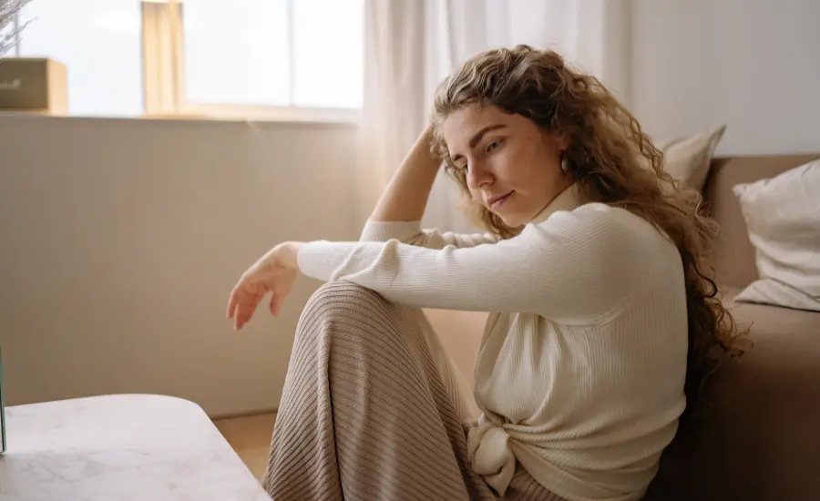 Mujer reflexiona relacion estres cancer mama.