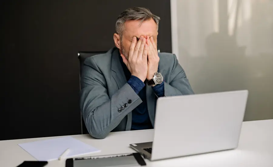 Hombre aislado en el trabajo durante el duelo amoroso