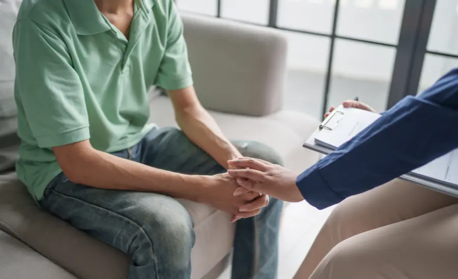 Persona en una sesion de terapia recibiendo acompanamiento profesional para el duelo