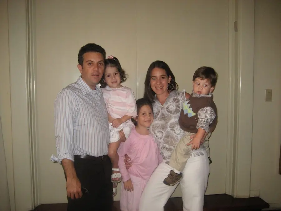 Daniela sichel con esposo e hijos