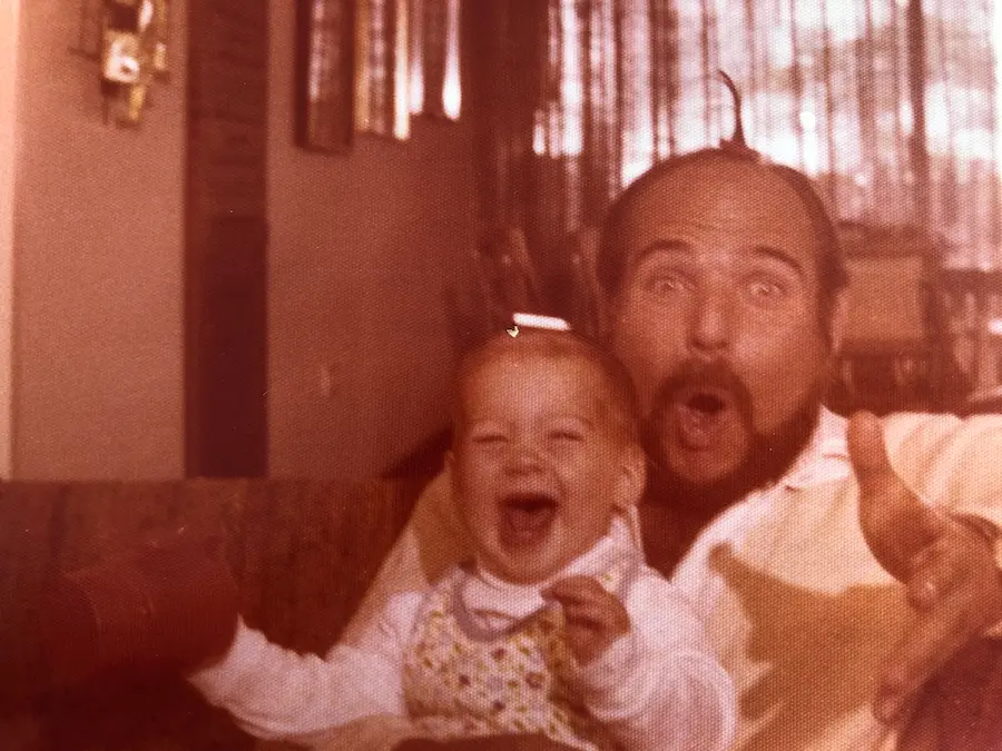 Daniela sichel con su papa infancia