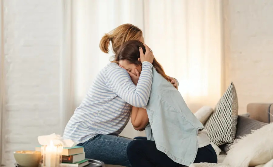 Abrazo de reconciliacion madre hija