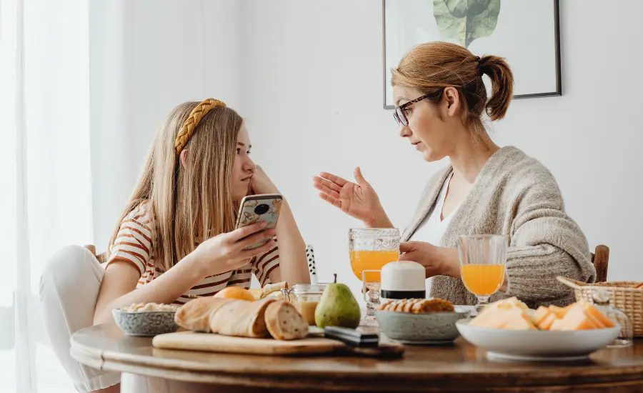 Madre molesta porque hija adolescente usa el celular