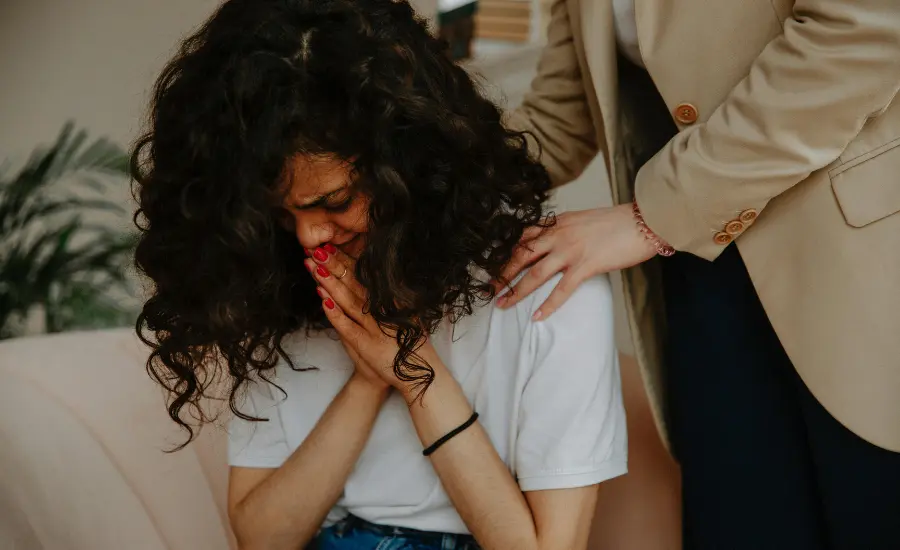 Mujer agotada despues discutir con su madre