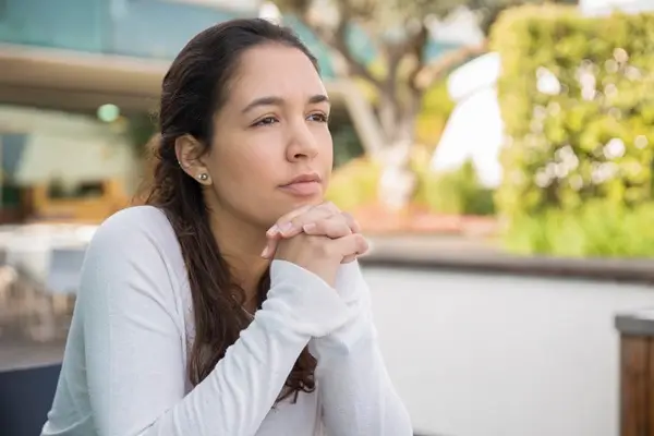 ¿Por qué repetimos patrones emocionales? Lo que el cerebro hace sin que lo notes