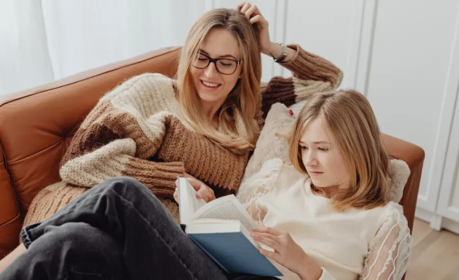 Madre e hija leyendo juntas para fortalecer el vinculo