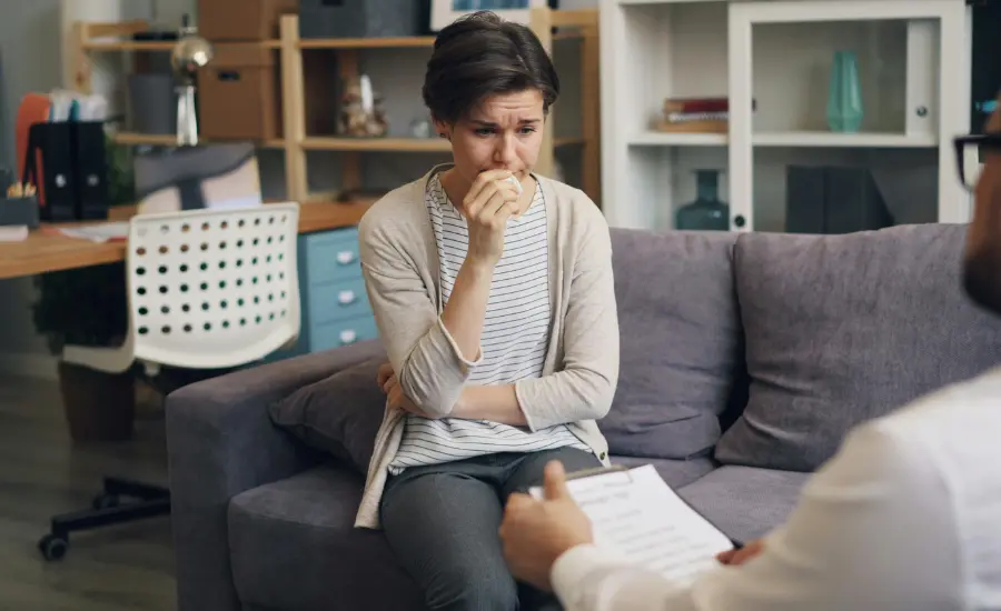 Mujer en sesion de terapia hablando de duelo salud mental