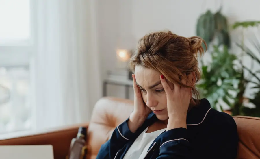 Mujer reflexionando en silencio sobre una perdida significativa