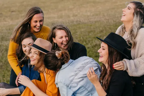 Amigas solteras riendo beneficios solteria