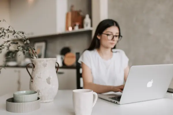Mujer soltera enfoque metas profesionales